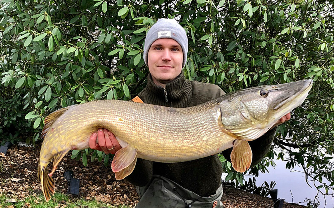 Morten Lund med sin flotte gedde, der huggede på en død karusse fisket på bunden