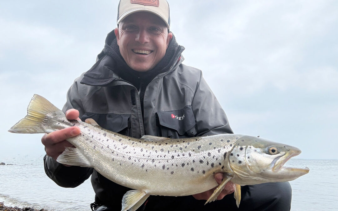 Jonas Kærlin med sin flotte blanke havørred fra fjorden.