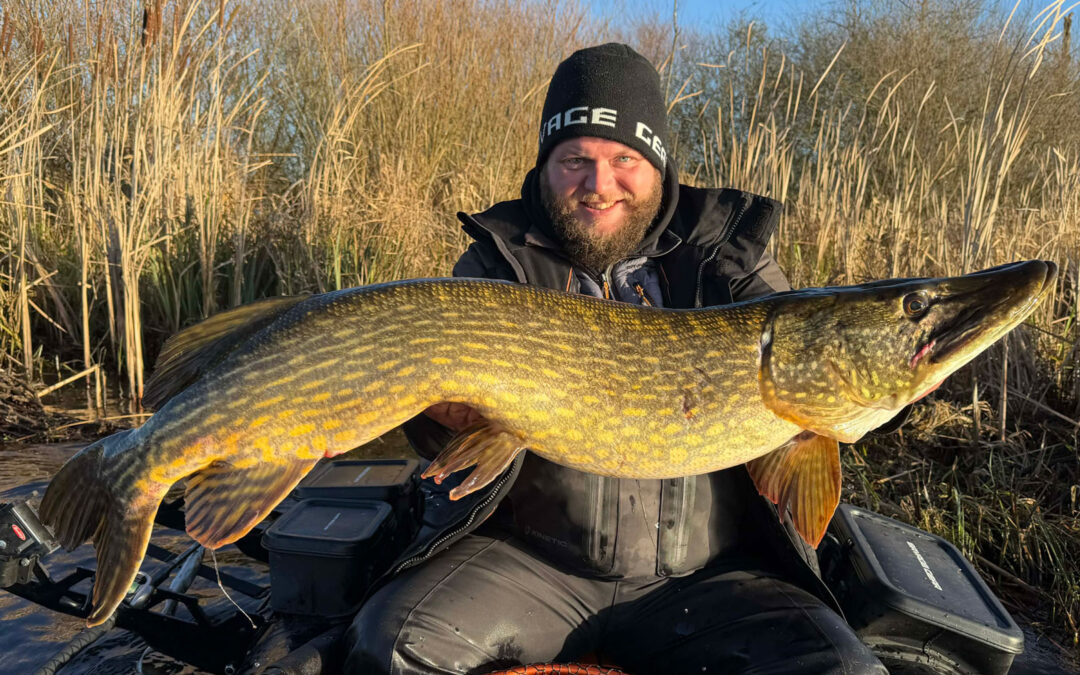 Mads Davidsen med sin flotte 11 kilos gedde.