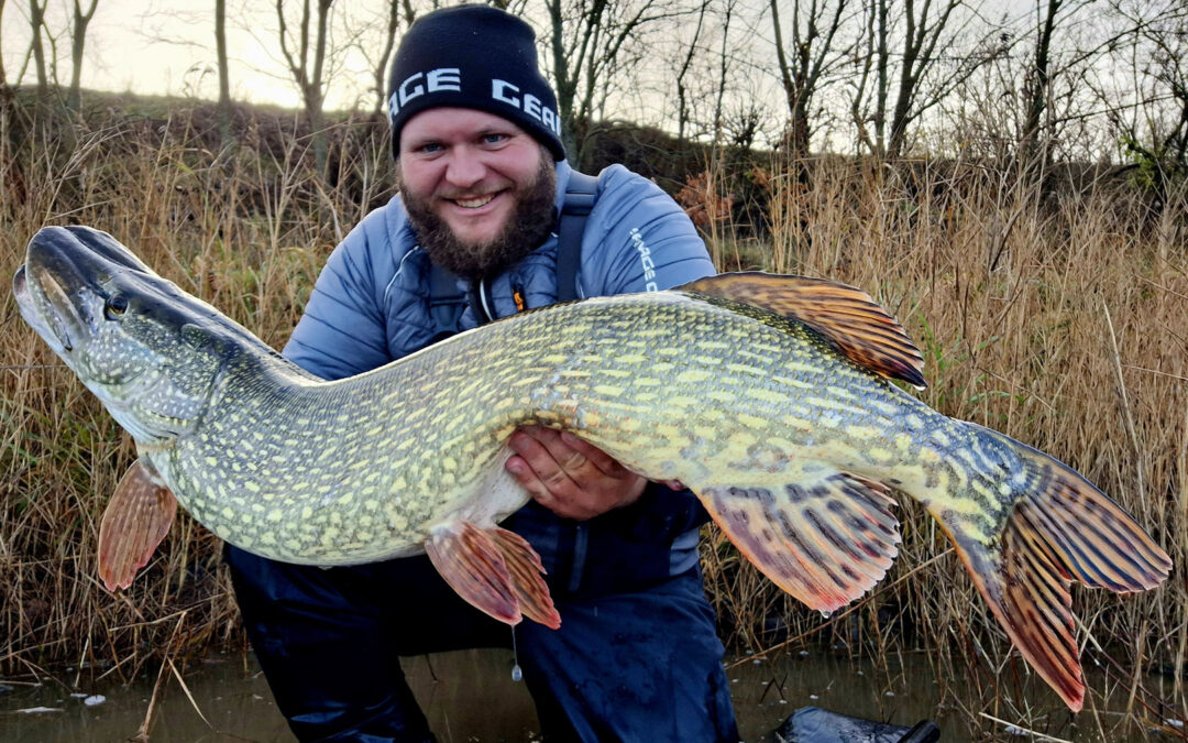 Mads Davidsen med sin flotte gedde fra flyderingen.