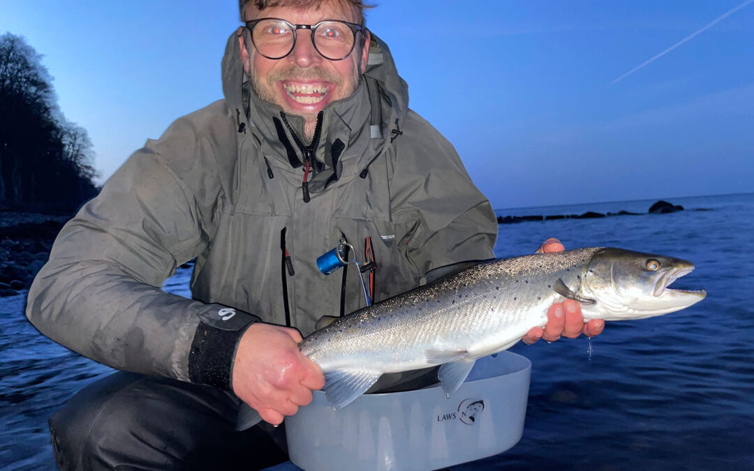 Thomas Greve med sin fine blanke havørred fra Nordkysten taget på flue