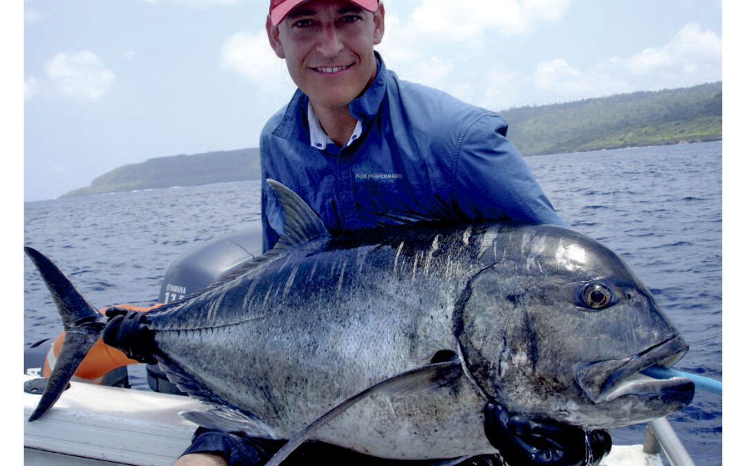 Thomas Munksgaard med resultatet af en fiskerejse, hvor alt klapper – en giant trevally på hele 30 kilo fanget på popper. Den store fisk er den største giant trevally fanget ved Christmas Island i 2009.