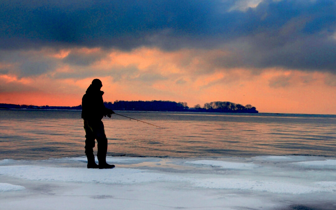 Selvom strandbredden er dækket af is, kan der sagtens fanges fisk i Tusø Vig, for dem der tør vove sig ud i det kolde vejr.
