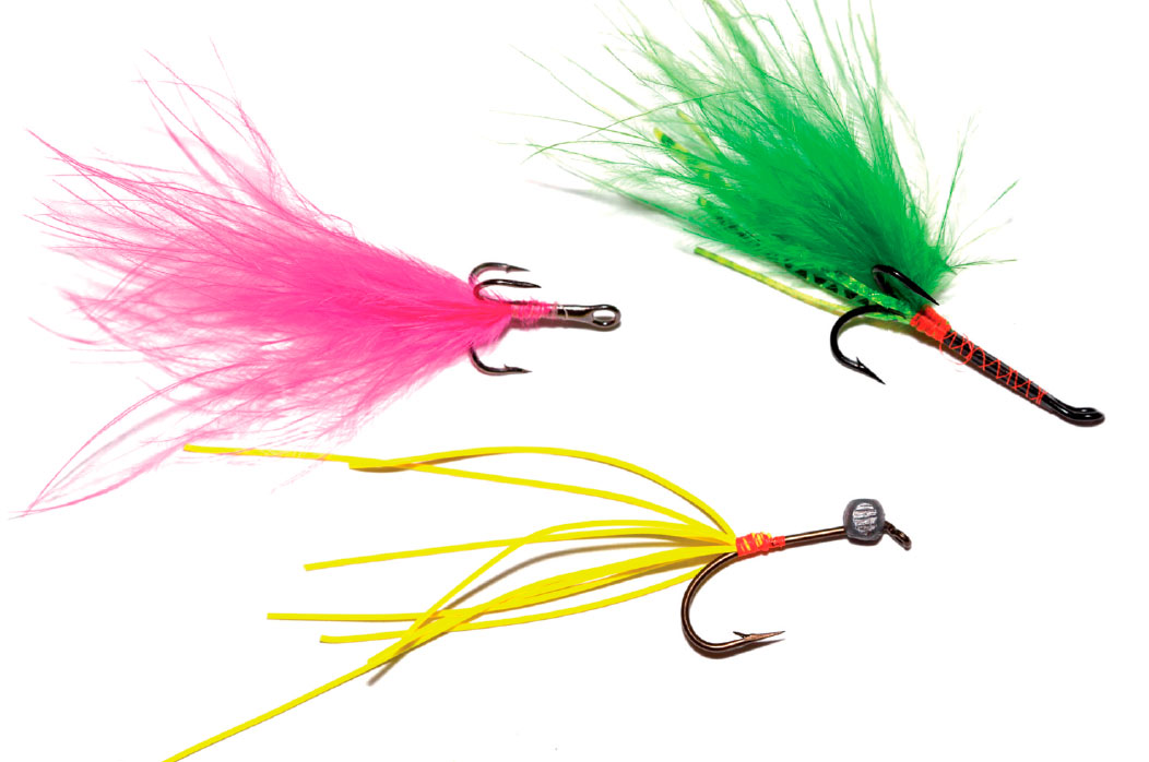 De tre typer kroge jeg bruger. Bemærk især enkeltkrogen med blyhoved oggummiben som hale. Fisket på en lille let 6 fods spinnesatng og tynd fletline, er det en ren dræber.