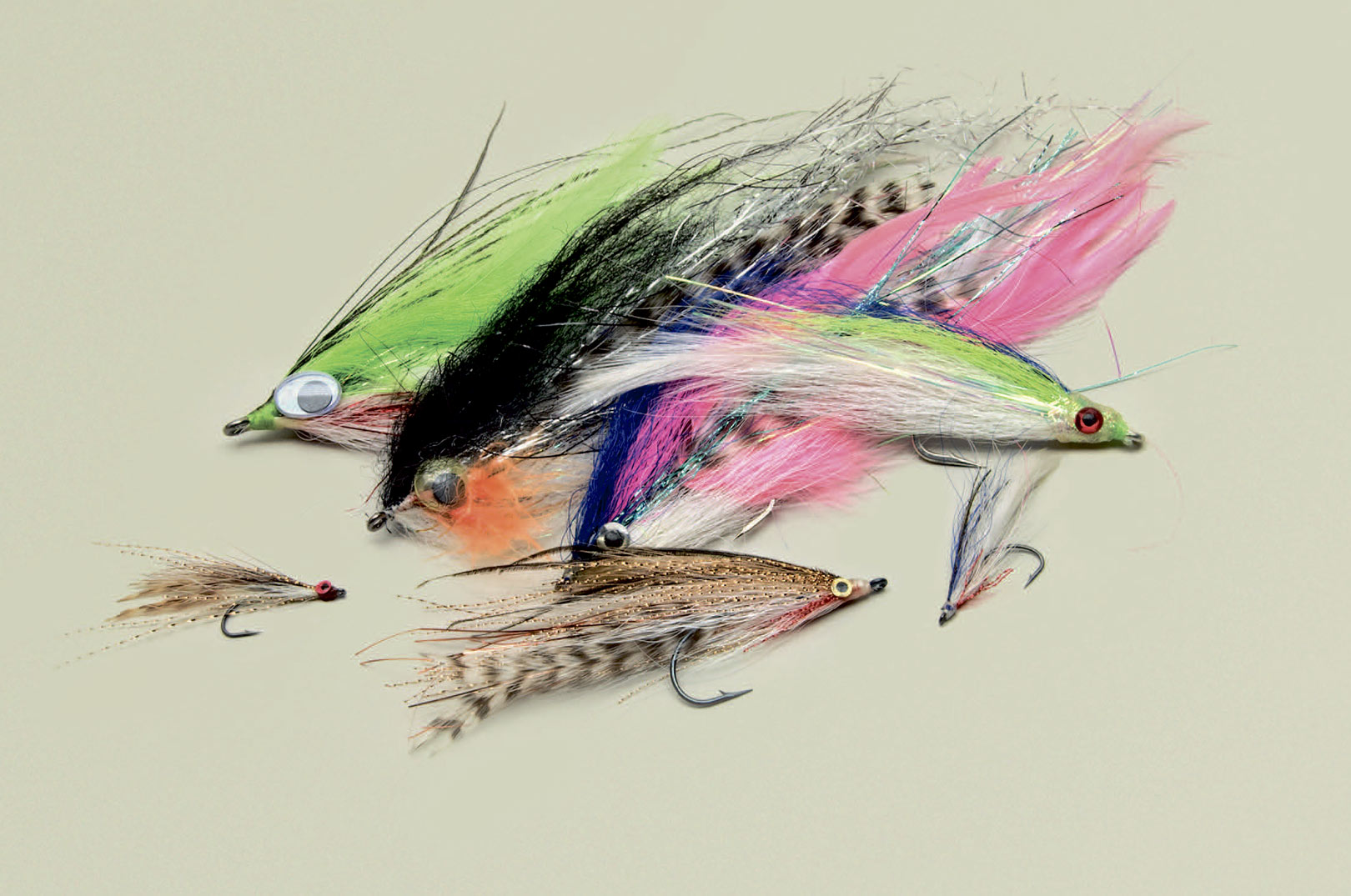 Med lidt kreativitet og snilde vedfluestikket kan man binde et væld af Deceiver-varianter, så man har en Deceiver til enhver lejlighed. Her er det en flok varianter til henholdsvis kystens havørreder og søens glubske gedder.