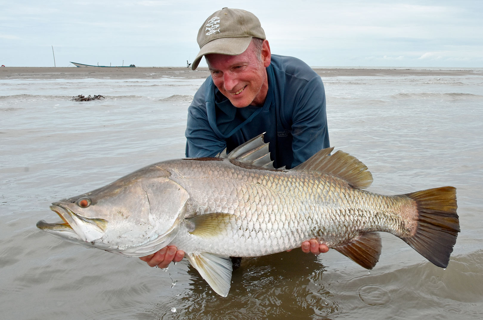 Arnout Terlouw med en af de mange flotte barramundier taget på kystspin med woblere.