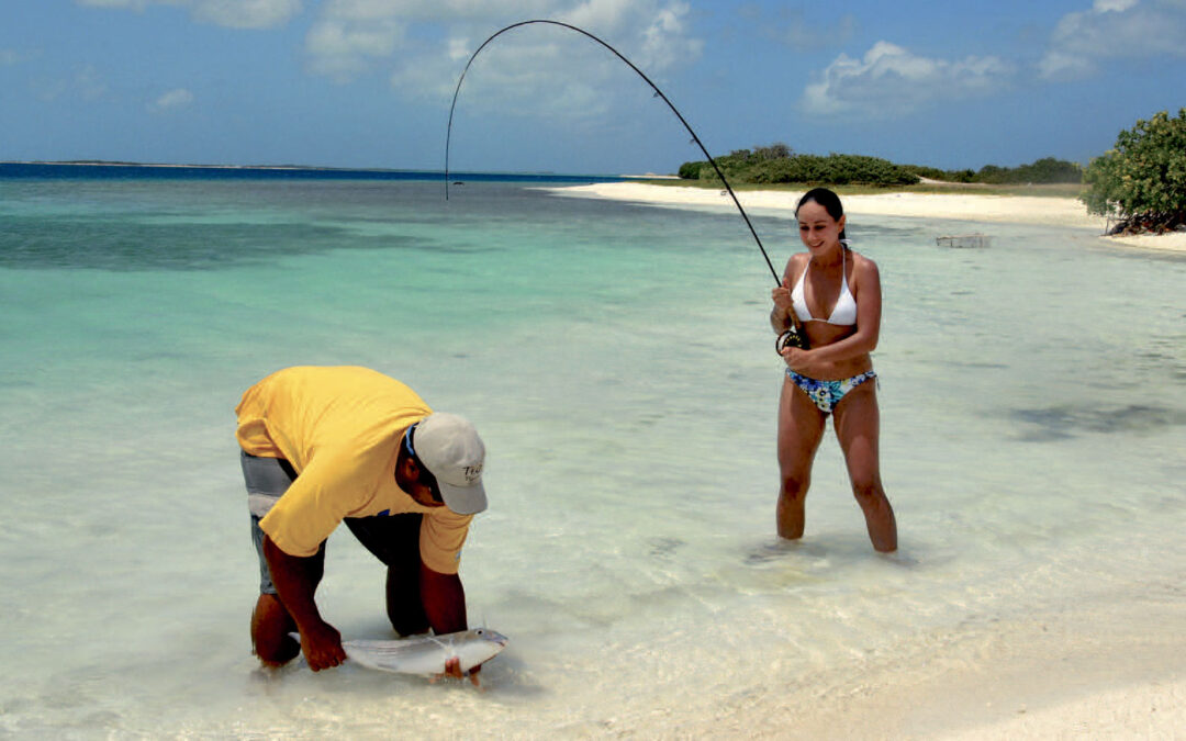 Los Roques, Venezuela er en oplagt fiskedestination for par. Her er som regel rigeligt med solskin, sandtrande og store bonefish.