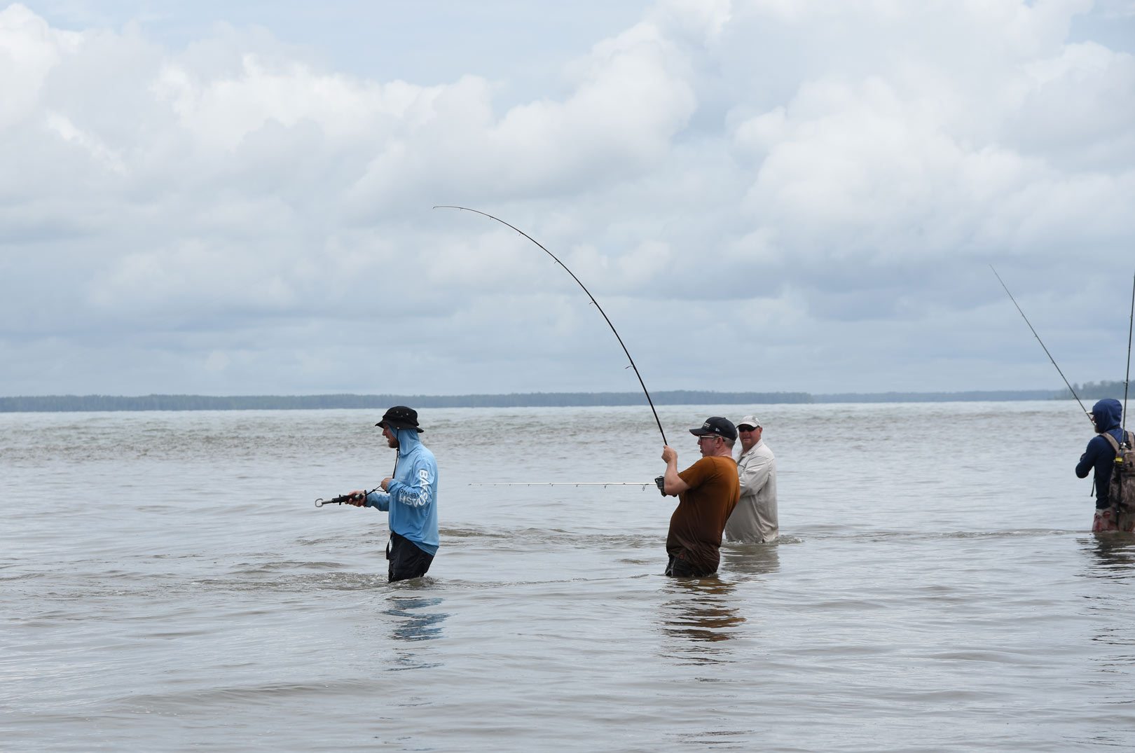 Endnu en flot barramundi fightes ind på kystspinnegrejet.