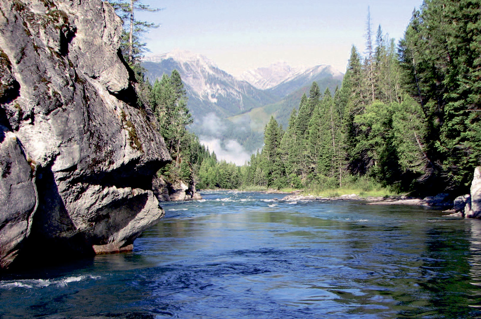 Den ene dybe, smaragdblå poolafløser den anden i de smukke bjergfloder i Fairmont Hot Springs området.