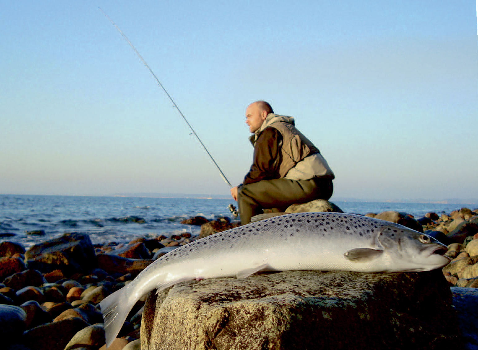 Her tager forfatteren en pauseefter en vellykket formiddag, ved Danske Strand, Helnæs Bugten.