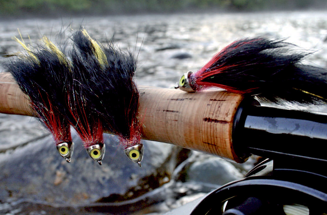Fluerne til bull trout fiskerietskal være store, pulserende og tilstrækkeligt tunge til, at de kan nå ned i de dybe huller, hvor fisken holder til.