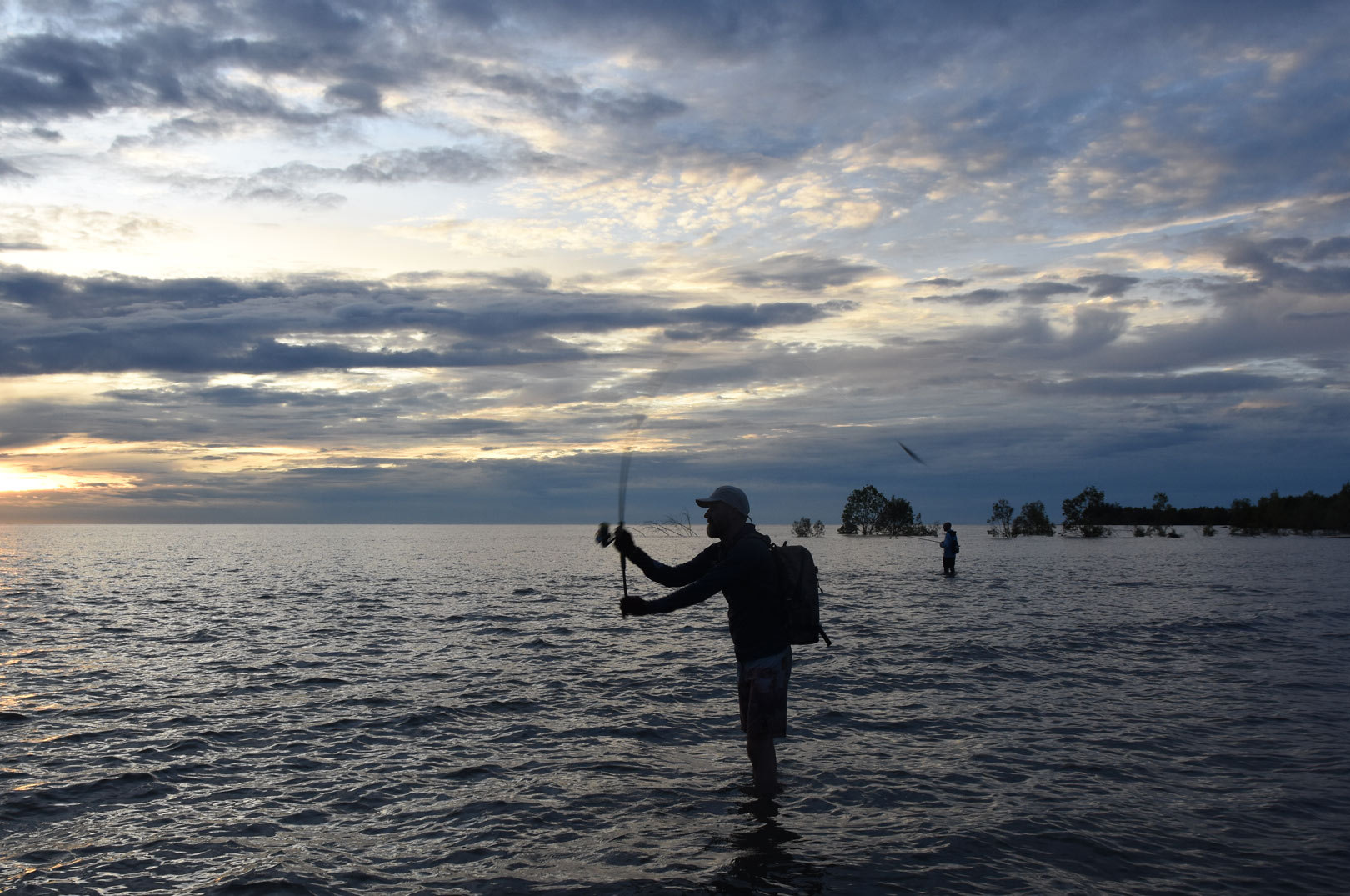 Kystspin efter barramundi er super sjovt - og der er massiv flex på klingen, når de hugger.