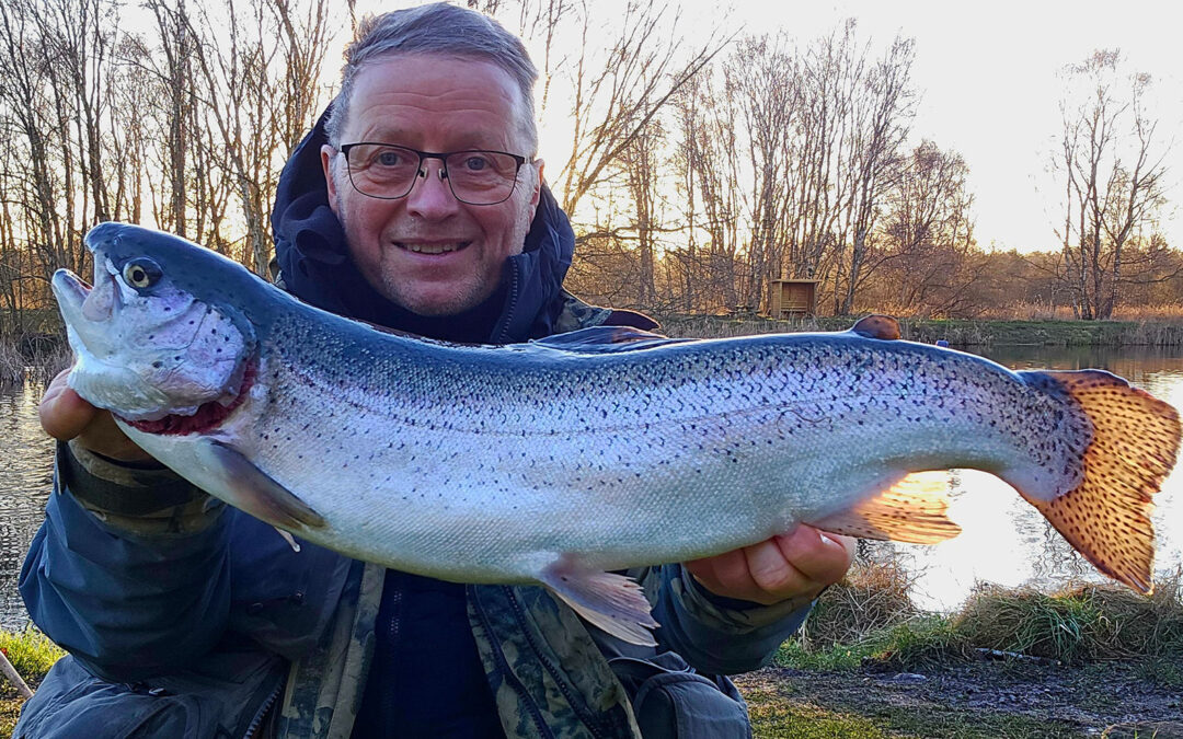 Arne Biering med sin smukke regnbueørred fra Moesholm Put and Take.