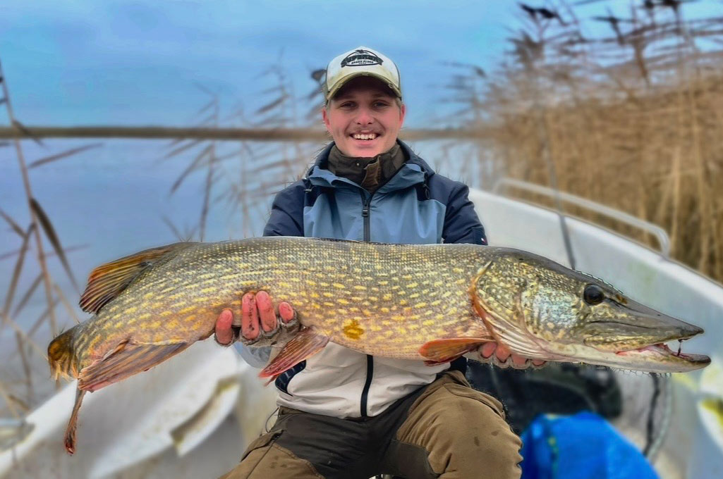 Bastian Clausen blev Fisk & Fris drømmerejsevinder 2025. Her ser du ham med en af sine mange fine gedder.