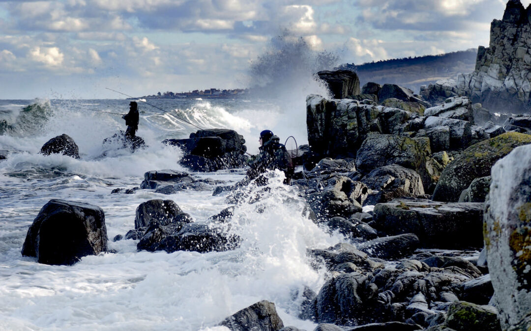 Bølger og brænding på Bornholm. Døndalen klædt i klipper og skum. Hans Erik, en af de skrappe lokale fiskere, ved, at det er nu chancen for en god blankfisk er stor.