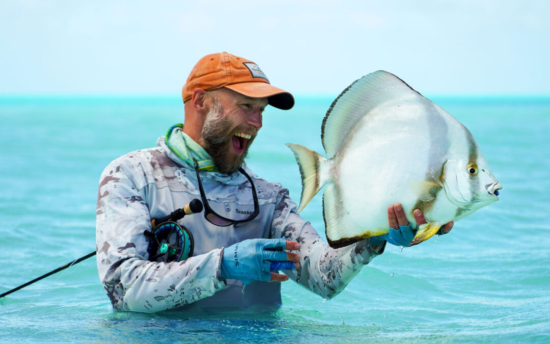 Rasmus Ovesen med en flot batfish fra Alphonse Island taget på fluestangen.