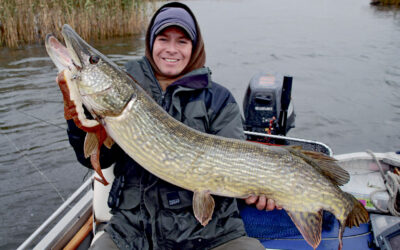 GEDDER OG SANDART FRA BÅD I NEDRE GUDENÅ
