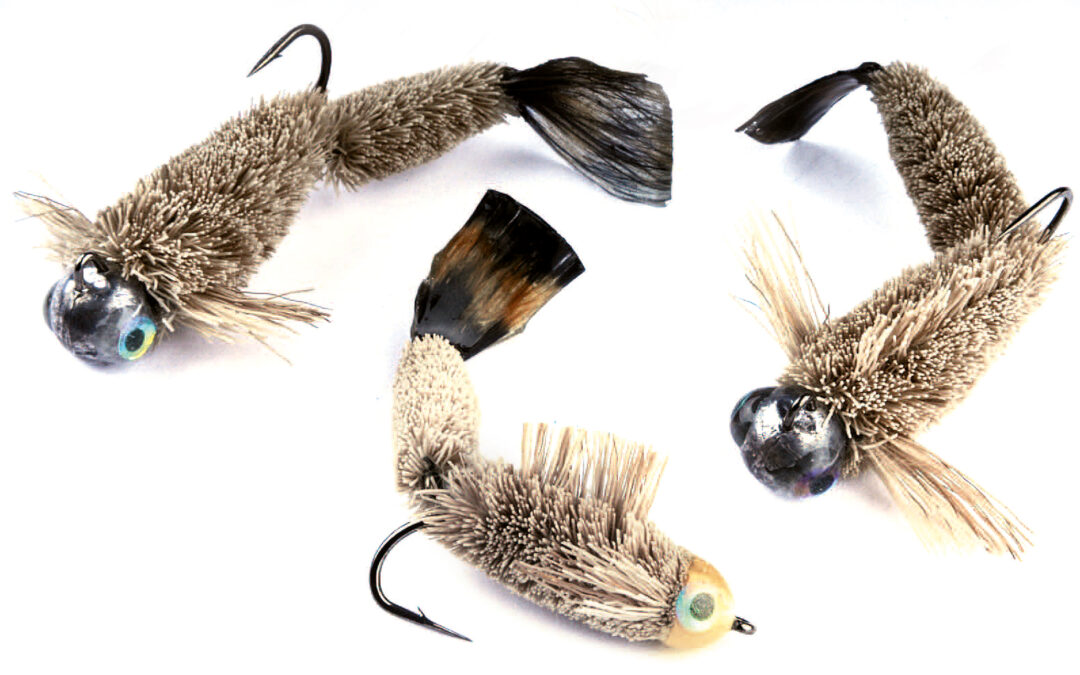 Her ses et par variationer af Paddletail Fry fluen bundet på små jighoveder eller med coneheads. Bemærk ryg- og brystfinnerne.