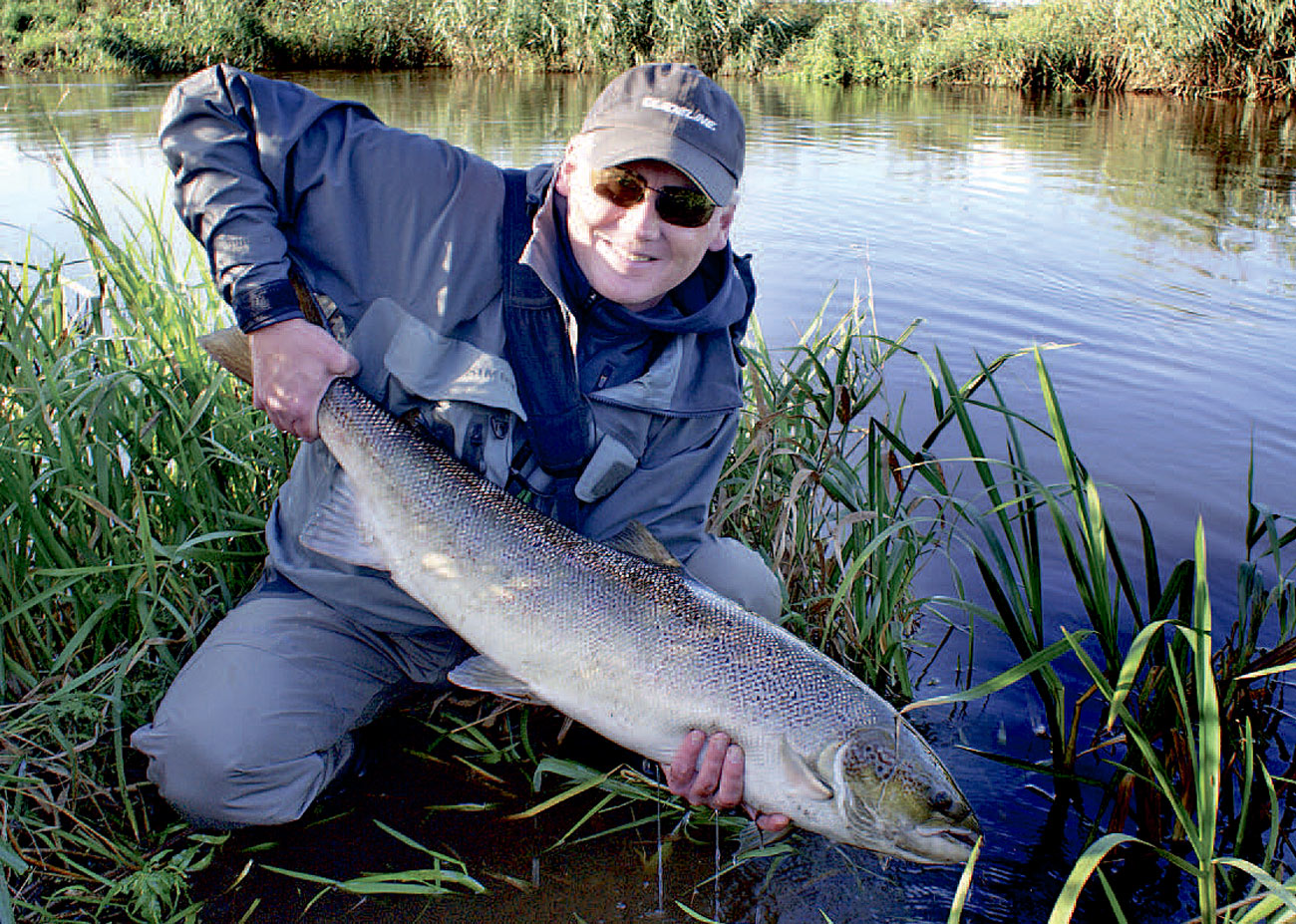 Kim B. Jacobsen foretrækker at fiske med Det gule lyn. Men fluer ihidsige farver med kaninskinsvinger er nødvendige, når der skal fiskes aktivt i Storåen.
