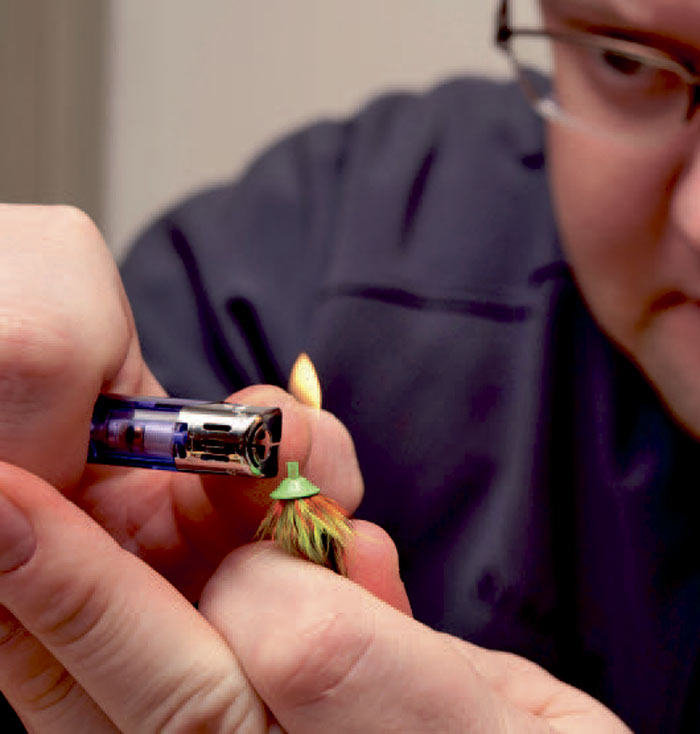 9: En dråbe sekundlim påbindetråden afslutter fluen og holder turboconen på plads.