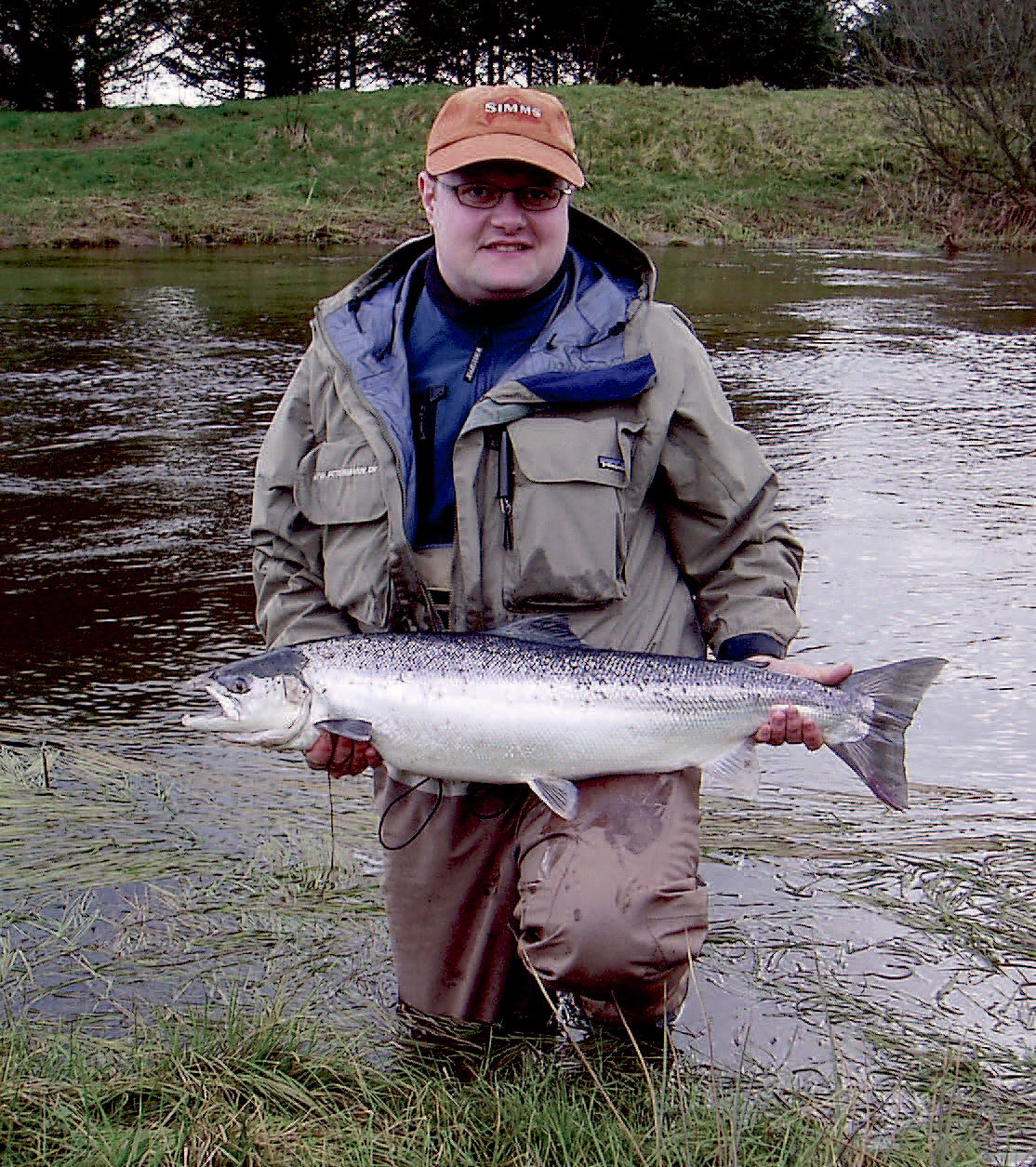 Bjarne Laursen med en smuk,blank Skjern-laks.