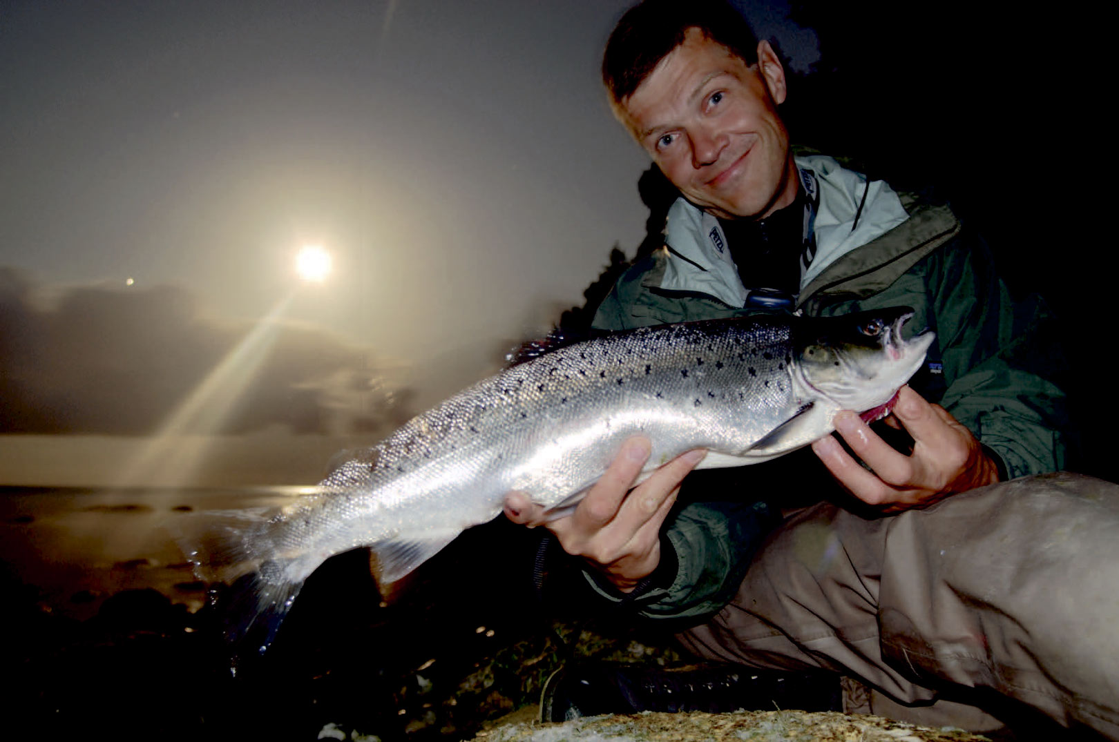 Forfatteren med en fuldfed ørredi fuldmånens skær. Nattens mulm og mørke er med til at gøre natfiskeriet under klinterne til en speciel og eventyrlig oplevelse.