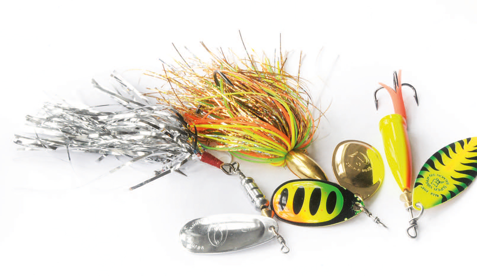 Store spinnere er suveræne til at skabe larm, og gøre opmærksom på sig selv. Her ses Innovatives GiantSilver, Savage Gears nye dobbeltbladet DP Spinner, samt Vibrax Super Salmon.