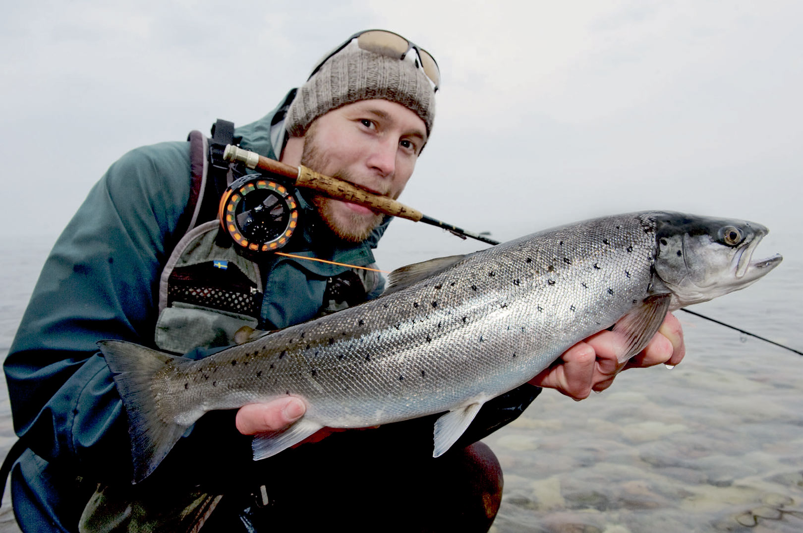 Rasmus Ovesen med flot havørred taget på en Paddletail Fry flue.