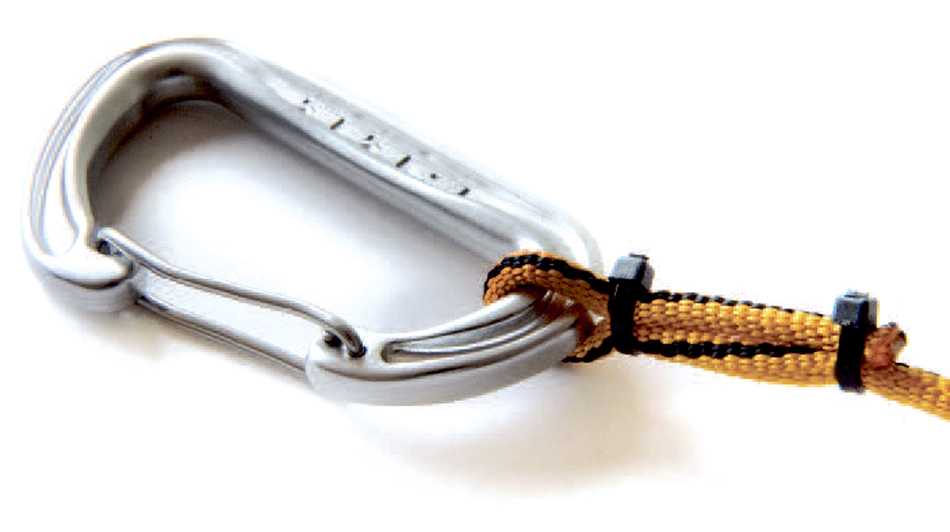 En af de letteste og mest elegantemåde at fastgøre karabinen – her DMM Phantom – til rebet, er at låse den i en løkke med to-tre strips. Dette er rigeligt stærkt til de monteringer, man har brug for til lystfiskeri, men er selvsagt ikke en montering man anvender til fx klatring.