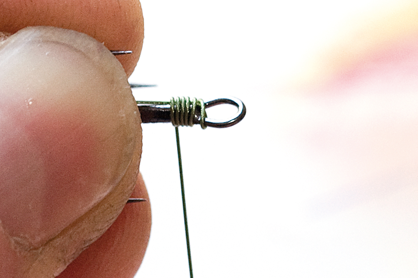 2) Sno den forreste del afforfanget 5-6 tørn tilbage langs krogskaftet.