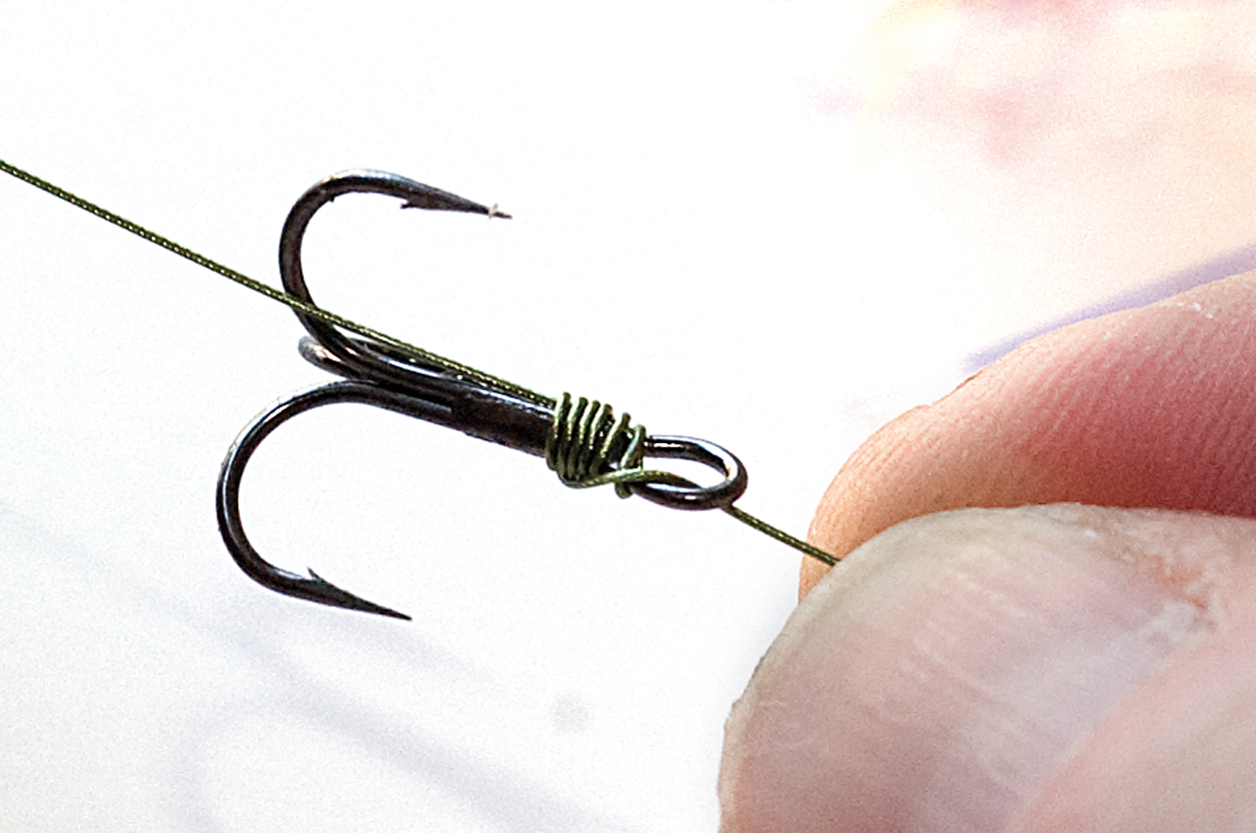 3) Kør forfanget tilbage gennemøjet, stram til og giv en klat sekundlim.