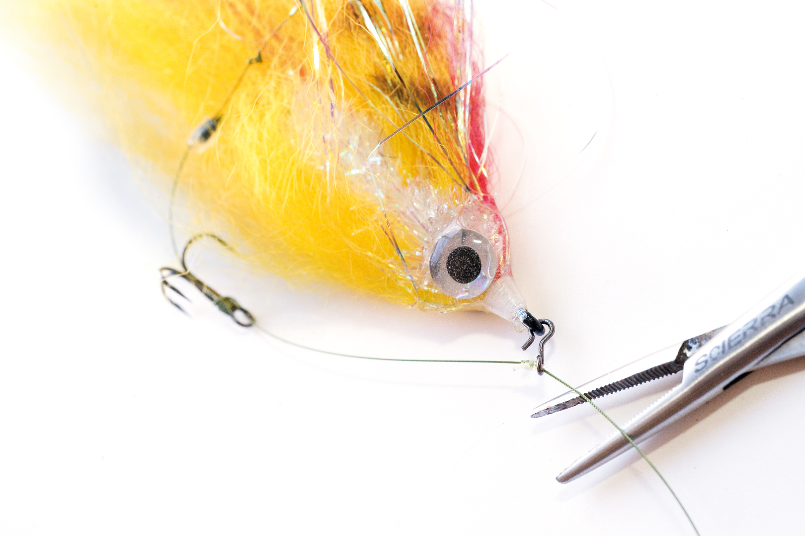 4) Kør en snaplock på forfangetog bind en stopknude af elastiktråd – her 11 lbs Powergum fra Gardner - bag den (x). Det er vigtigt, at snaplock’en vender som vist – her Pikefighter Deadbait Jig Snap fra SPRO.