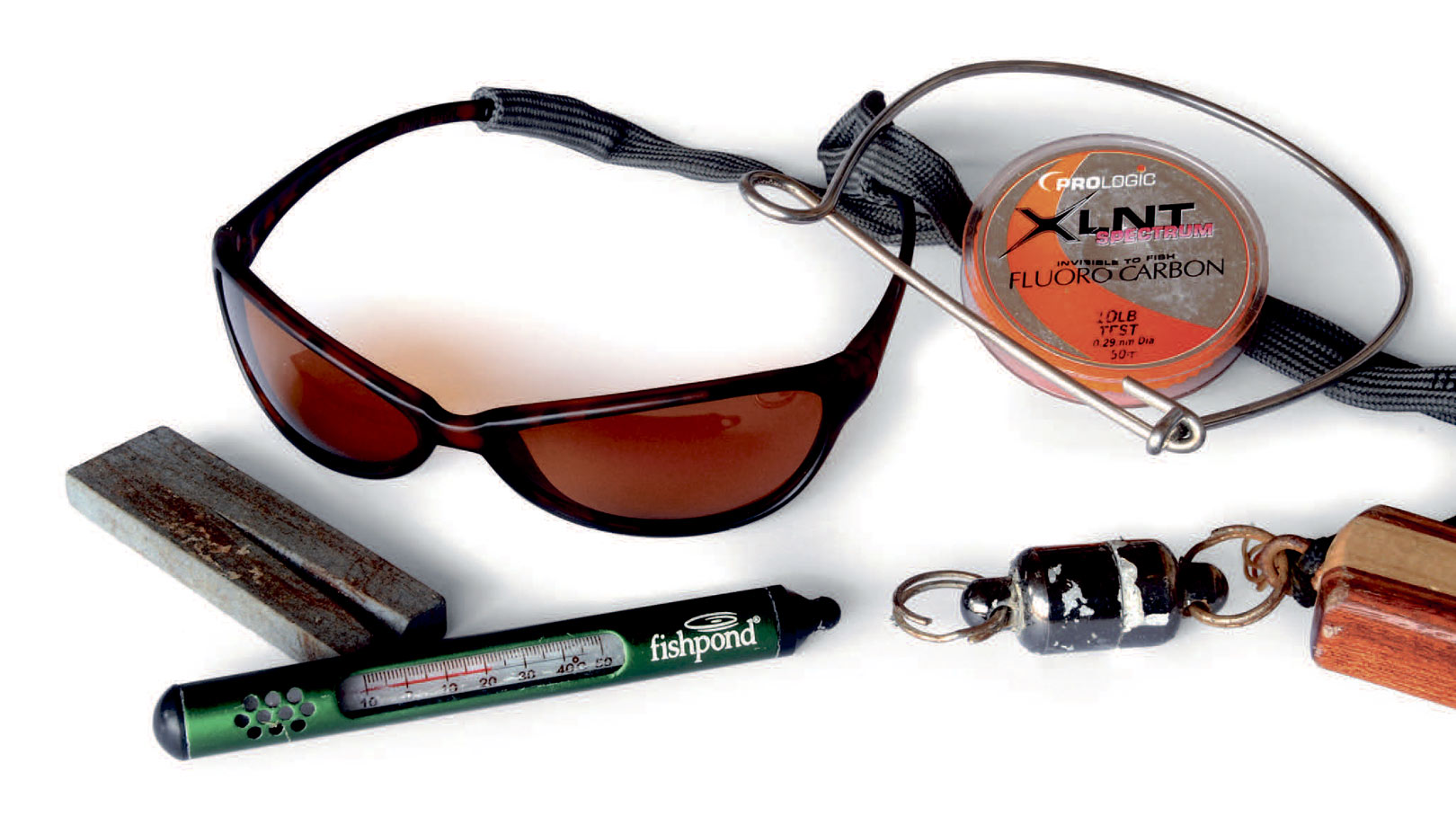 Småting så som polariserende solbriller, slibesten, termometer,flourocarbon, galge og magnet clips er vigtige dele af kyst spinnefiskerens udrustning.