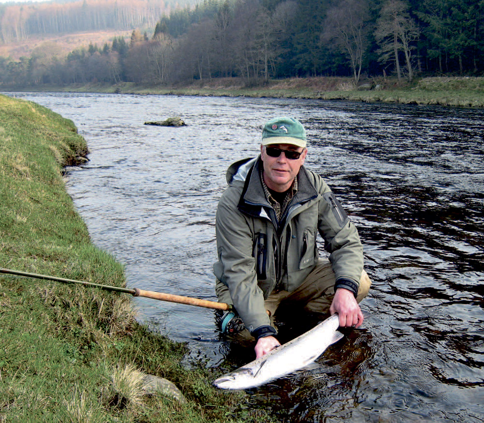 Pelle med en fin trekilos laksfra poolen Grey Mare i Dee.