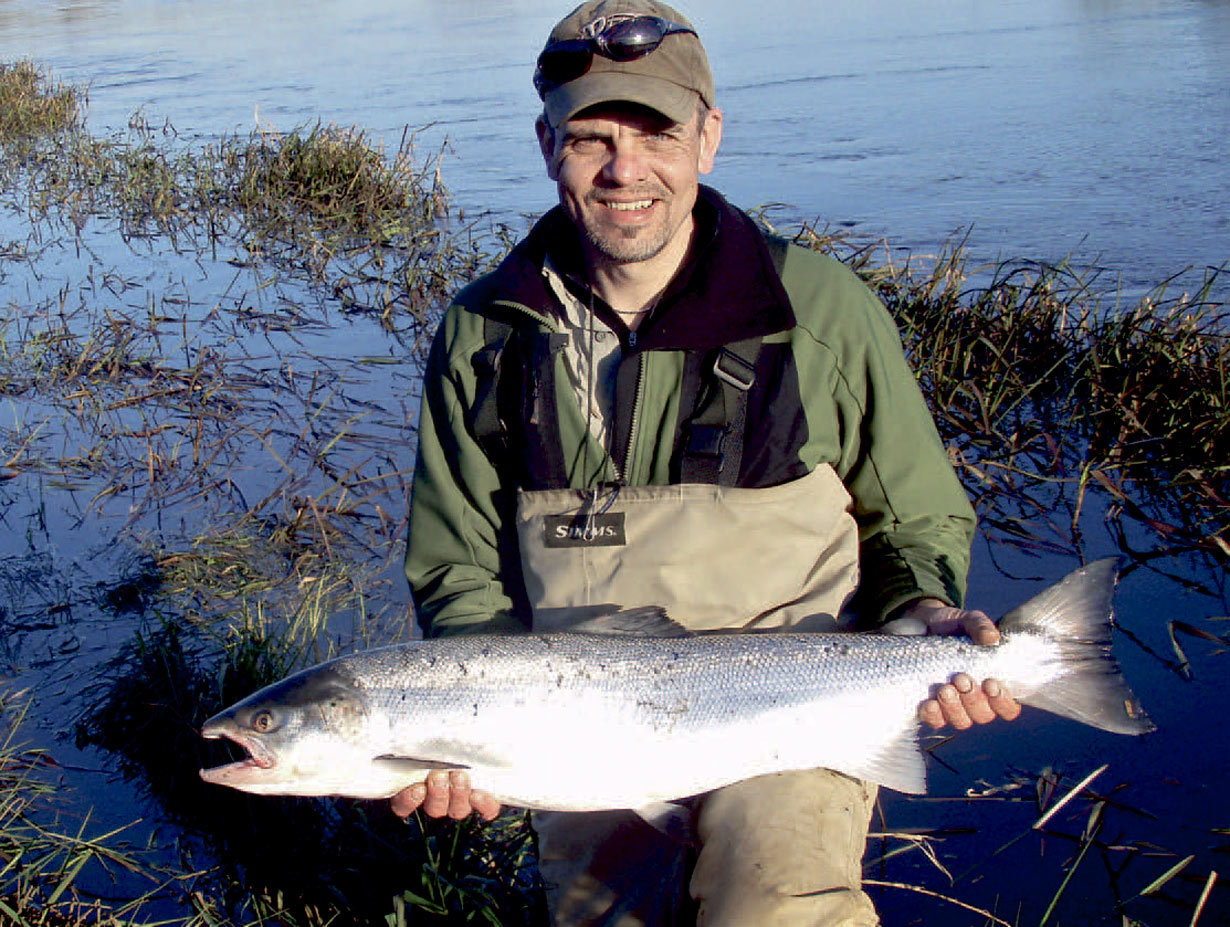 Bo Nielsen med en smuk blanklaks fra Skjern Å.