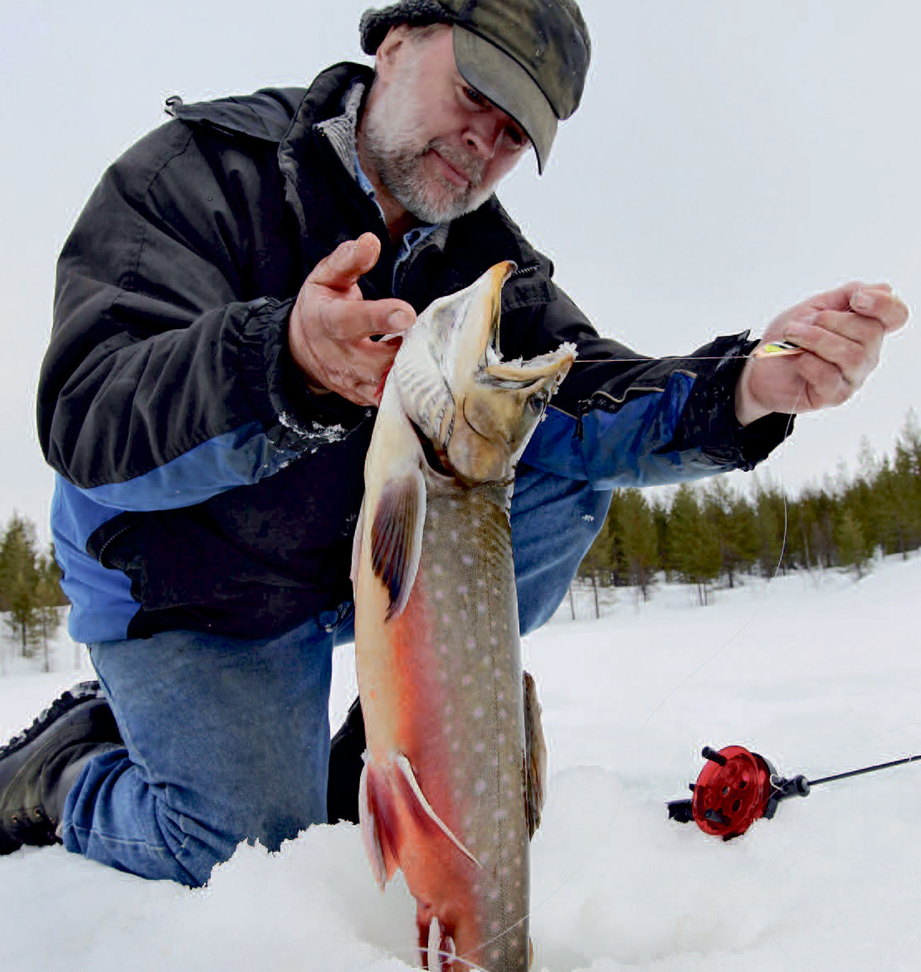 Sonny Holmberg passer godt påsine vande – og supplerer bestandene i mange af søerne med hjemmeavlede fisk. Det betyder, at der altid er rigeligt med flotte fisk i søerne.
