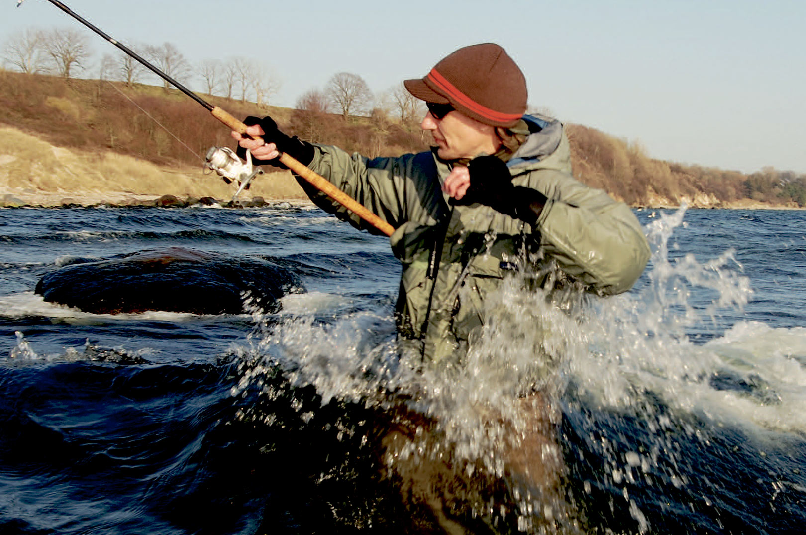 Havørredfiskeri i magsvejr ogbrækkende bølger. Solen varmer i ansigtet og ørreden kan hugge når som helst. April byder på noget af det herligste fiskeri på året.