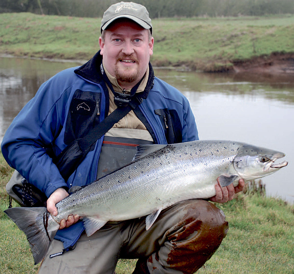 Her er forfatteren med sit bedstepremiereminde – 8,9 kilo ægte vestjysk laks fra Varde Å. Kroget, fightet og landet i tide til at møde på arbejde kl. 8.