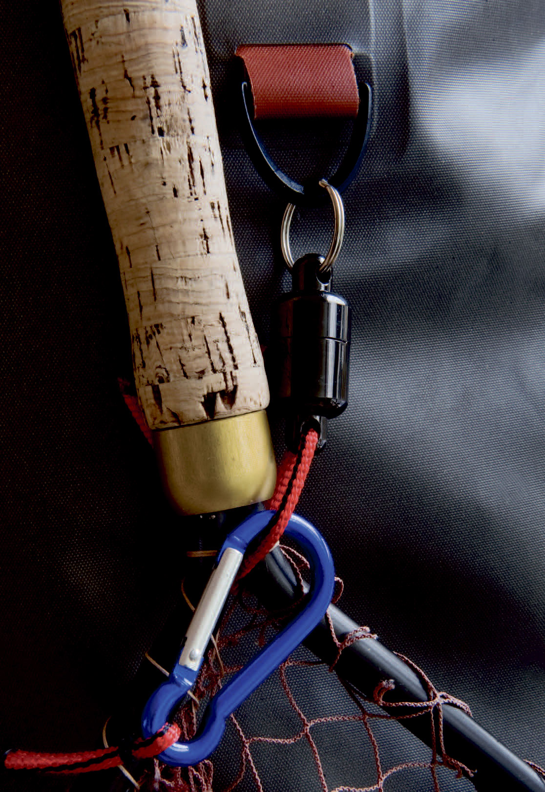 Til rygmontering af nettet er enmagnet som fx denne fra Scierra ideel. Her er den kombineret med en karabinmonteret line til vadebæltet, så nettet ikke driver væk ved evt. nøl under landingen.