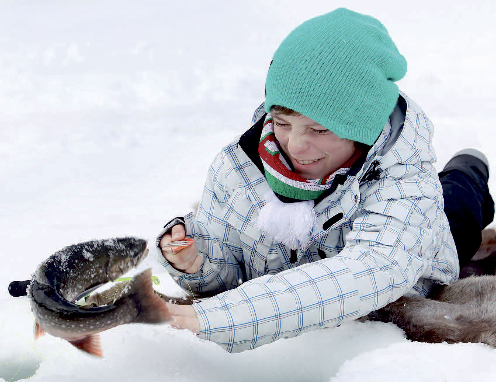 En flot rødding hilser på JohanFalklind med lidt luftakrobatik og en skylle iskoldt vand.