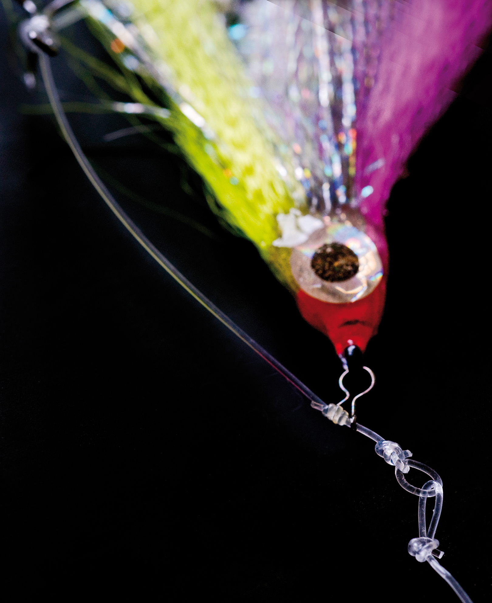 Fiskes fluen med høj indtagningshastighedi fx varmt vand går releasefluen bedst monteret løkke til løkke som vist her. I koldt vand med langsom indtagning er monteringen vist til venstre lettere og lige så god.