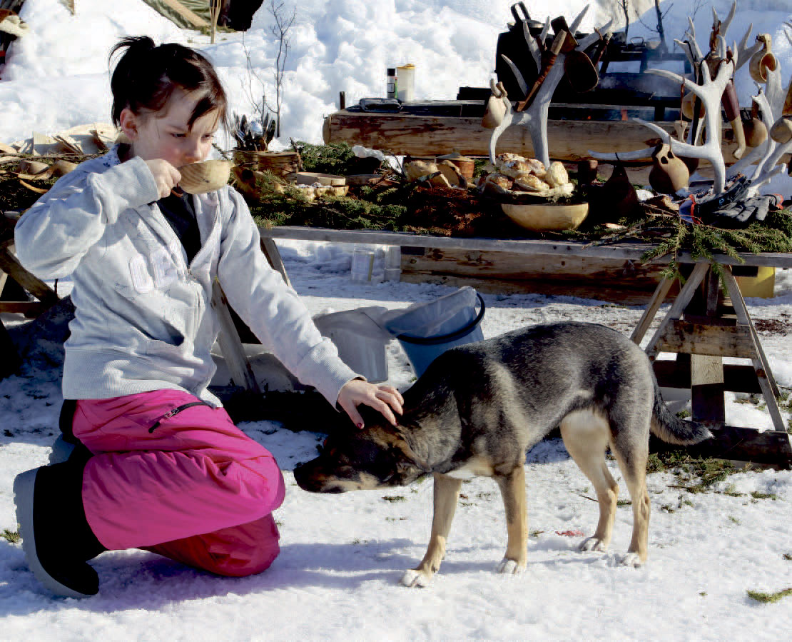 Sara og Sonny tager godt håndom sine gæster – og der er altid lidt god mad og varme drikke. Her tager Andrea en lille pause og fornyer energireserverne.