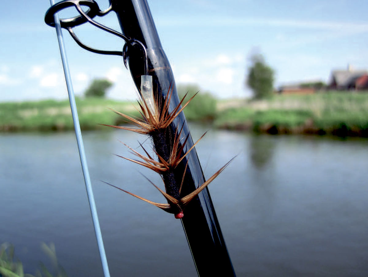 En anonym flue som Uldsokkenbør være en del af udrustningen for fluefiskeren, som tager turen til Storåen.