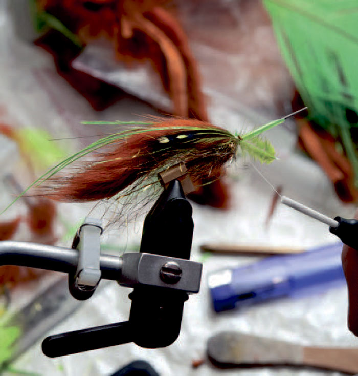 6: Flash, strudsherl ogjunglecock bindes ind oven på indbindingspunktet for vingen – med så få tørn som muligt.