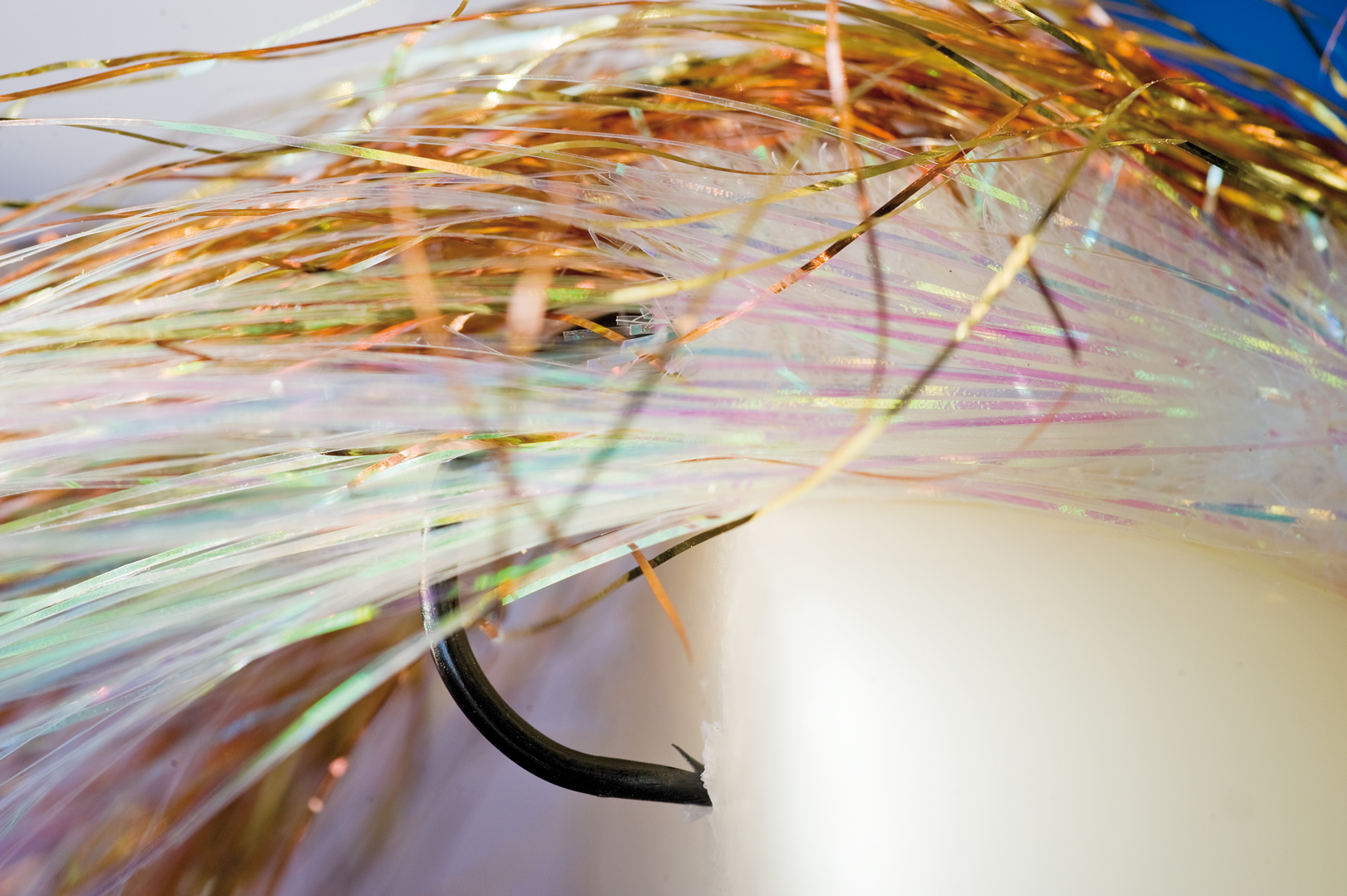 Med en # 8 geddefluestanglægger du maksimalt cirka to kilos pres på fluen i modhugget, men i praksis normalt snarere 1-1,5 kilos pres på selve krogspidsen, når man tager højde for linebuer, af fluen ofte fastlåses mellem geddens kæber samt det faktum, at fisken sjældent står bomstille i modhugget. For at illustrere forskellen på indtrængningsevnen af en str. 5/0 krog og en lille str. 8 krog, ses ovenfor en standard geddefluekrog str. 5/0 belastet med et træk på 1,5 kilo.Materialet er stearin, der er lidt blødere end de hårde dele i en geddekæft. Som det ses – er modhagen ikke trængt ind.