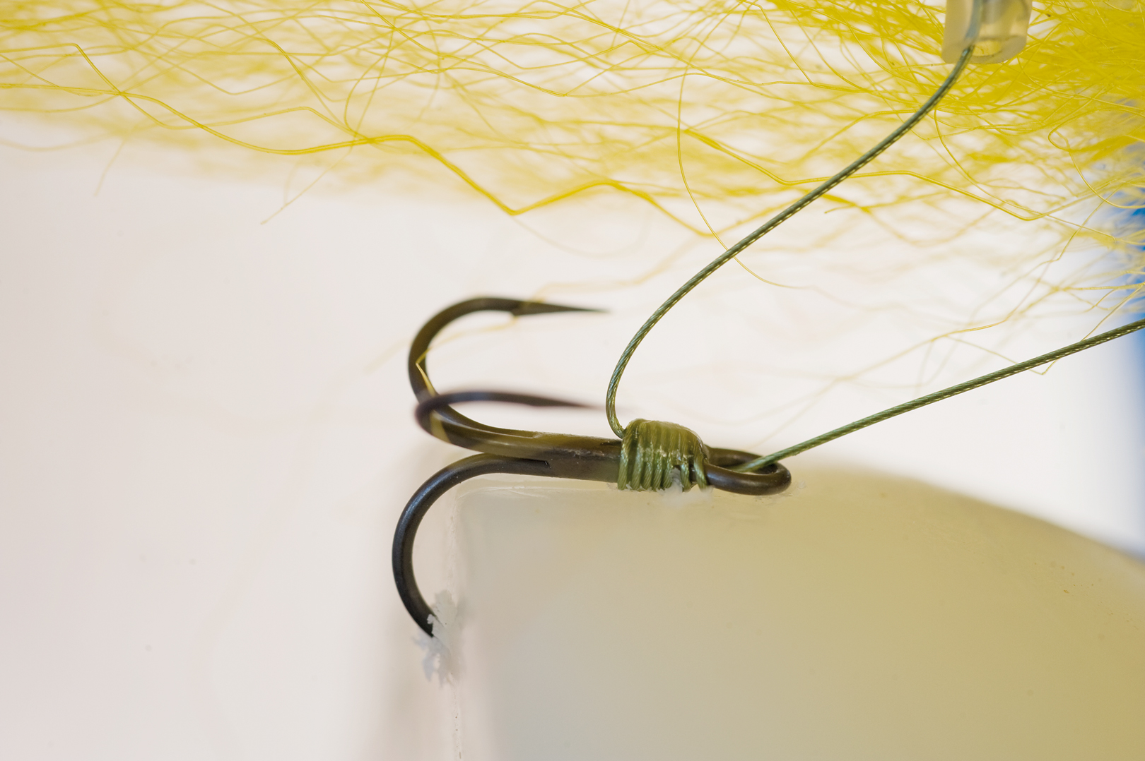 En str. 8 trekrog belastet med ettræk på 1,5 kilo på én krogspids. Som det ses, er modhagen fuldstændig begravet.Modhagen trænger faktisk allerede ind ved 500 grams belastning med én krogspids og 750 grams belastning på to krogspidser. Til sammenligning skal der cirka 2,5 kilos træk til at begrave modhagen på en str. 5/0 enkeltkrog. Eller sagt på en anden måde – en str. 8 trekrog trænger i grove tal 3-5 gange lettere ind end en standard geddefluekrog str. 5/0. Forestil dig, hvad det kan betyde for din krogningseffektivitet.