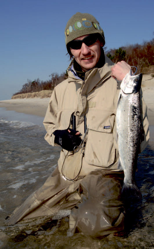 Vi har brugt hele dagen påkysten uden gevinst, da Klaus endelig får fisk. En flidspræmie der straks får smilet frem og som varmer længe efter fiskedagen er omme.