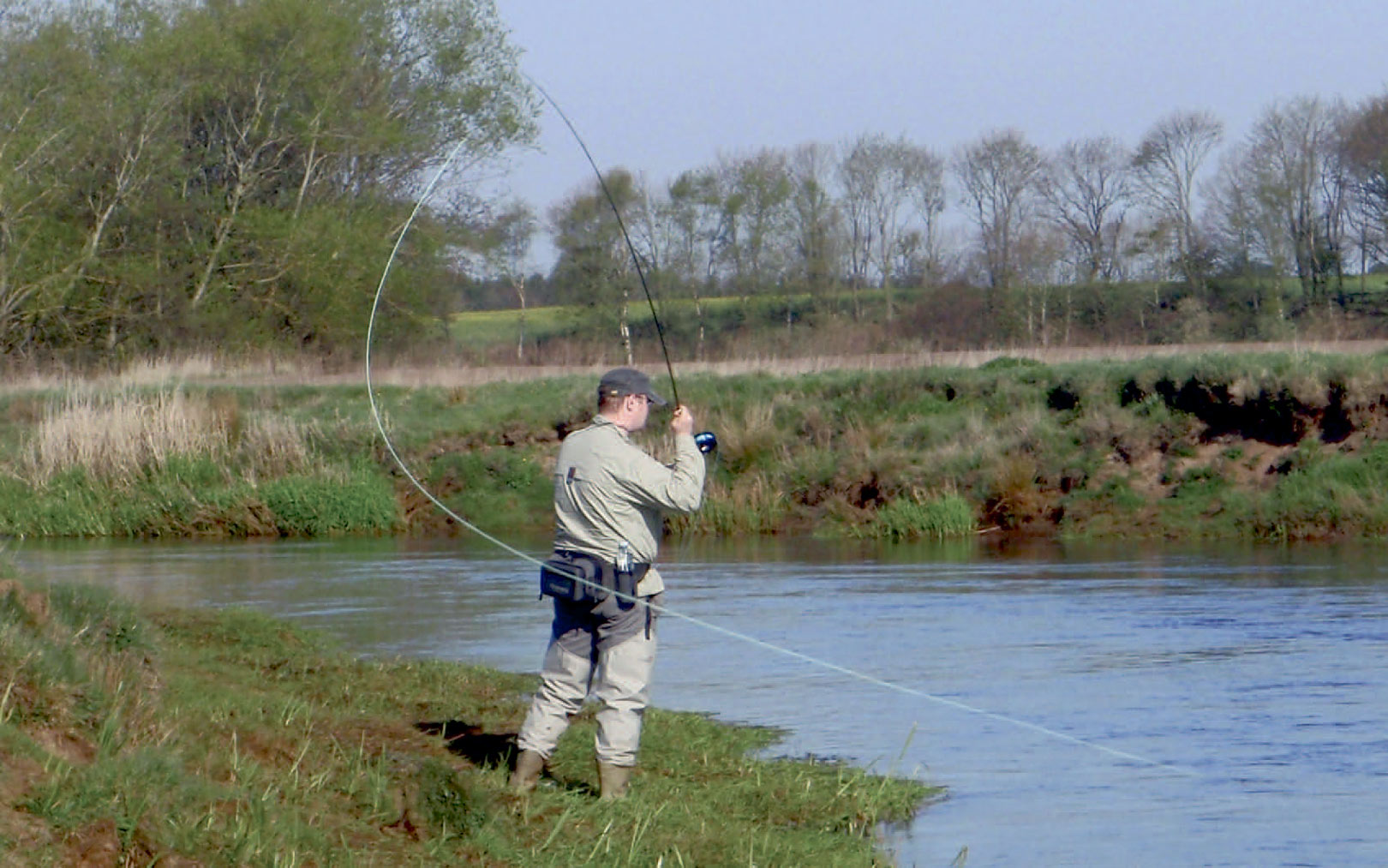 Foråret med fluestangen ved devestjyske åer, er tiden, hvor der er plads til ubesværede kast. Men det ændrer sig, og vinden er altid en uberegnelig faktor.