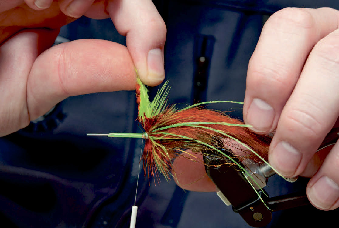 7: De to fronthackler bindes ind i spidsen og tørnes forsigtigt sammen.