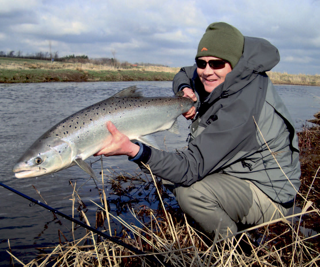 Kim B. Jacobsen med én af sinefluefangede laks fra Storåen.